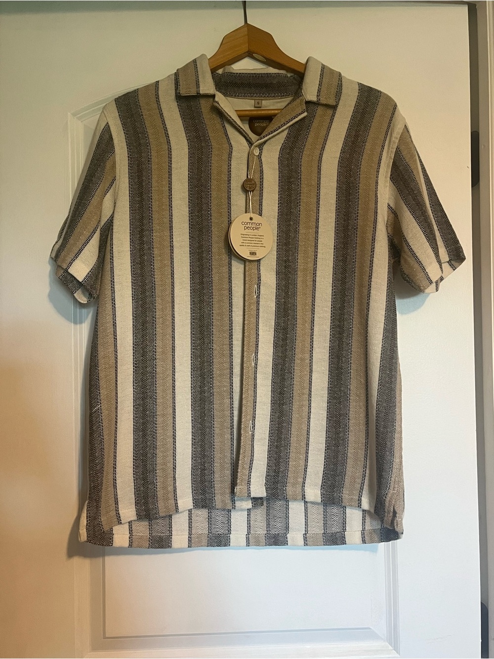 Men's Short-Sleeve Stripe Button-Down Shirt in Beige and Gray - Picture 2 of 3